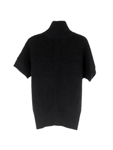 Dettaglio del maglione nero a maniche corte a dolcevita in maglia a coste con trama fine