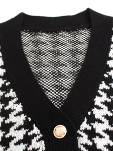 Gilet in maglia pied de poule da donna con scollo a V e bottone dorato a rilievo