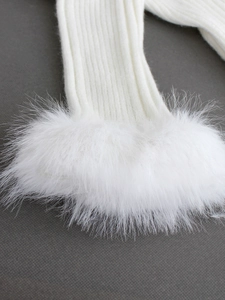 Elegante weiße Strickstulpen mit flauschigem Kunstpelzbesatz und vertikalem Rippmuster