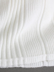 Weißes schulterfreies Kleid aus hochwertigem Rippenstrick mit vertikalem Muster