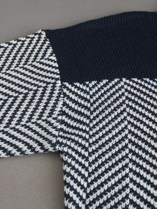Marineblauer und weißer Zickzack-Strickpullover mit Rundhalsausschnitt und Rippschulter
