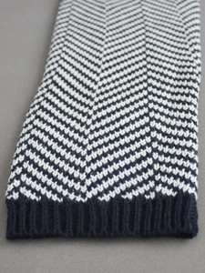 Damen-Strickpullover mit klassischem schwarz-weißem Zickzackmuster und gerippten Bündchen