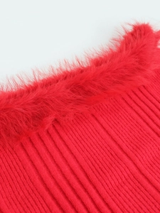 Detailaufnahme des roten Strickkleids mit luxuriösem Kunstpelzbesatz am Saum