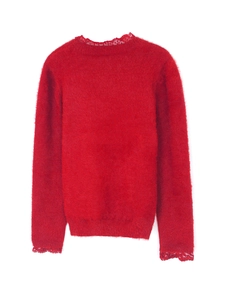 Gros plan d'un pull en tricot rouge avec de délicats détails en dentelle sur les manches