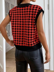 Vista posteriore del gilet in maglia con motivo pied de poule rosso e nero e bordi a coste
