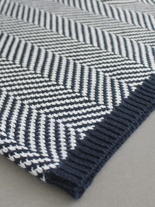 Dunkelblau-weiß gestrickter Pullover mit Fischgrätenmuster und Rippstrickbündchen