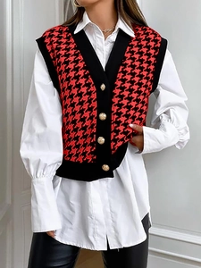 Dettaglio del gilet in maglia pied de poule rosso con bottoni dorati su camicia