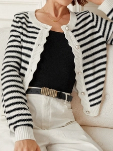 Gilet en tricot pour femmes avec rayures noires et blanches et boutons en perles dorées