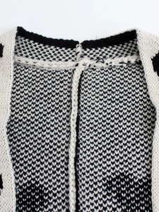 Cardigan da donna in maglia con motivo a cuori bianco e nero e dettagli di cucitura