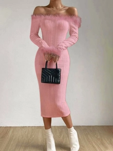 Detail des rosa schulterfreien Strickkleids mit Kunstpelzbesatz an Ärmeln und Ausschnitt