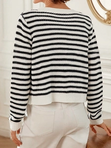 Pull en maille rayé noir et blanc pour femme avec col rond et finitions côtelées