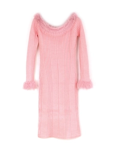 Detailaufnahme von rosa Strickkleid mit luxuriösem Kunstfellbesatz an Ärmeln und Ausschnitt