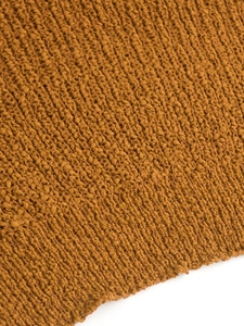 Vista macro detallada de la textura del tejido de punto caramelo con puntos calados