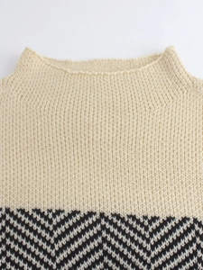 Detail des Strickpullover-Ausschnitts mit Fischgrätenmuster und cremefarbener Textur