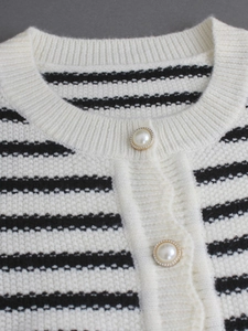 Cardigan en maille pour femme avec rayures noires et blanches et boutons en perles