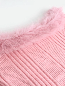 Detailansicht von rosa Strickgewebe mit weichem Kunstpelzbesatz und vertikalen Rippen