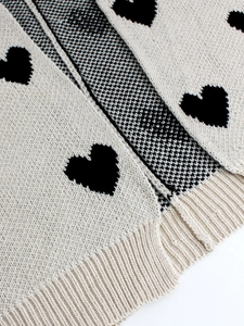 Cardigan in maglia da donna con motivo jacquard a cuori e bordo a costine beige
