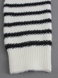 Gilet en maille rayée noir et blanc pour femme avec détails de poignets côtelés