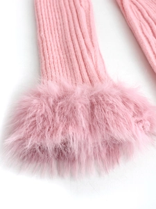 Detailansicht der rosa Strick-Armstulpen mit flauschigem Kunstpelz und Rippmuster