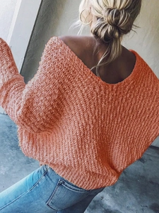 Detalle del diseño de espalda descubierta con cuello en V profundo en este suéter naranja