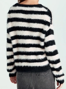 Maglione girocollo da donna a righe bianche e nere con morbida consistenza pelosa