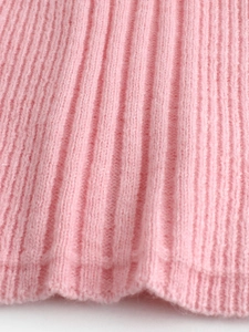 Detailansicht der weichen rosa Rippstrick-Stoffstruktur bei einem schulterfreien Kleid