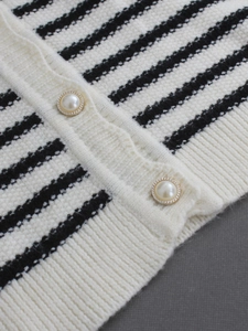 Cardigan en maille à rayures noires et blanches avec boutons perles et finition côtelée