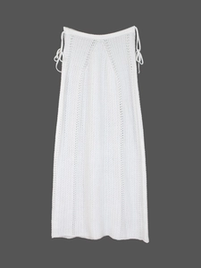 Robe longue blanche en maille ajourée avec taille haute et cordon pour la plage