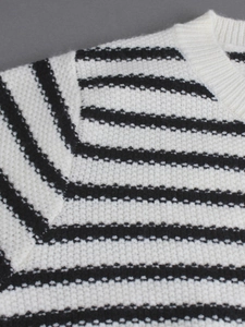 Vue détaillée de la texture en maille rayée noire et blanche et du col rond côtelé de qualité