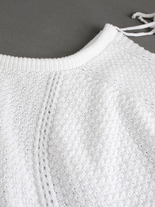 Robe de plage blanche en maille ajourée avec motifs losanges et col côtelé élégant
