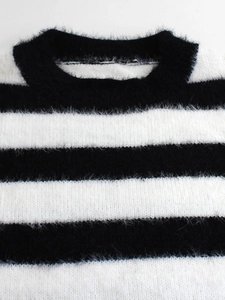 Elegante maglione a righe bianche e nere in maglia morbida mohair con scollo rotondo