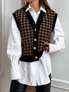 Dettaglio del gilet in maglia pied-de-poule da donna con bottoni in metallo dorato