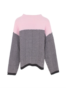 Detail von Rosa und Fischgrätenmuster am langärmeligen Rundhals-Strickpullover für Damen