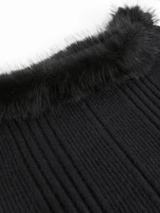 Detail eines schwarzen Rippstrickkleids mit weichem Kunstpelzbesatz am Off-Shoulder-Ausschnitt