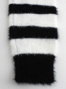 Maglione da donna in maglia a righe bianche e nere con morbida texture in peluche