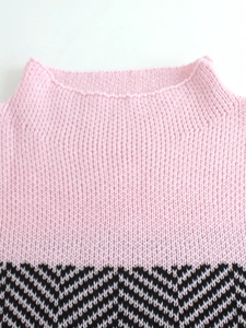 Detail eines rosa Strickpullovers mit zweifarbigem Zickzackmuster und Premium-Textur