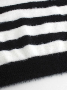 Dettaglio del tessuto a maglia a righe bianche e nere con morbida trama mohair