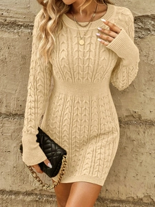 Détail de la maille torsadée beige et de la taille ajustée sur la robe mini