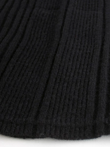 Makroansicht von schwarzem Rippstrickgewebe mit detaillierter Textur und Garnfasern