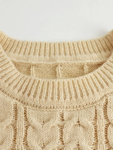 Robe pull beige chic en maille torsadée avec col rond côtelé et finitions soignées