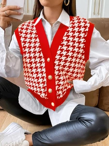 Dettaglio del gilet in maglia pied de poule bianco e rosso con bottoni dorati decorativi
