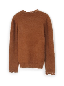 Détail d'un pull en mohair marron avec des finitions délicates en dentelle au col et poignets