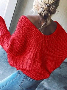Detalle del suéter de punto calado rojo brillante con cuello en V que muestra la espalda