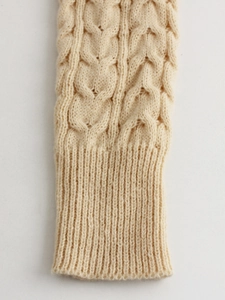 Robe en maille torsadée beige avec manches longues à poignets côtelés élégants