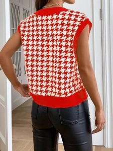 Dettaglio del gilet in maglia pied de poule bianco e rosso con bordo a coste morbido