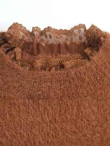 Gros plan détaillé sur pull en maille marron avec col en dentelle élégamment épissé