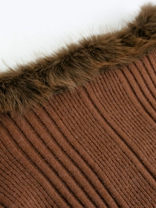 Detailaufnahme von karamellbraunem Rippstrick mit weichem Kunstpelzbesatz für Herbstkleid