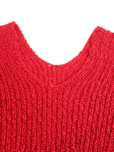 Detalle de un suéter rojo de punto grueso que muestra la textura del cuello y la lana