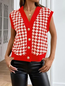 Dettaglio del gilet in maglia pied-de-poule rosso con bottoni dorati in rilievo