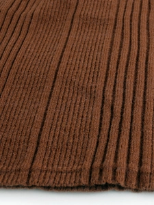 Nahaufnahme von braunem Strickstoff mit hochwertiger vertikaler Rippenstruktur und Mustern
